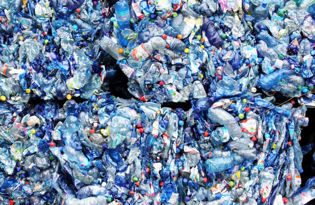Prvé zálohované PET fľaše smerujú k recyklátorom. Správca zálohovania chystá ďalšie tendre